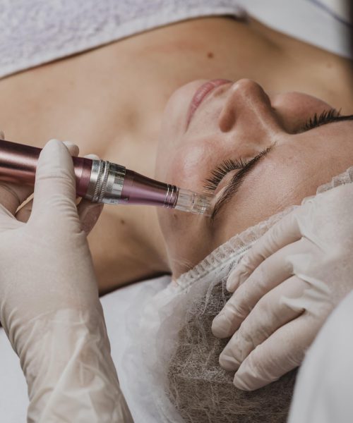 junge-frau-am-spa-mit-einer-hautbehandlung